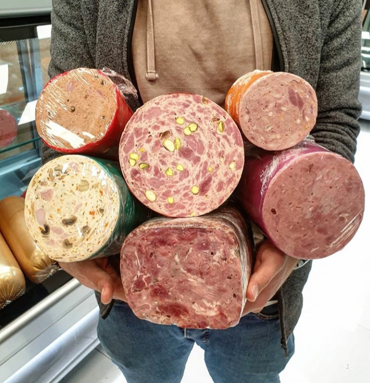 تولید سوسیس و کالباس جلو مشتری