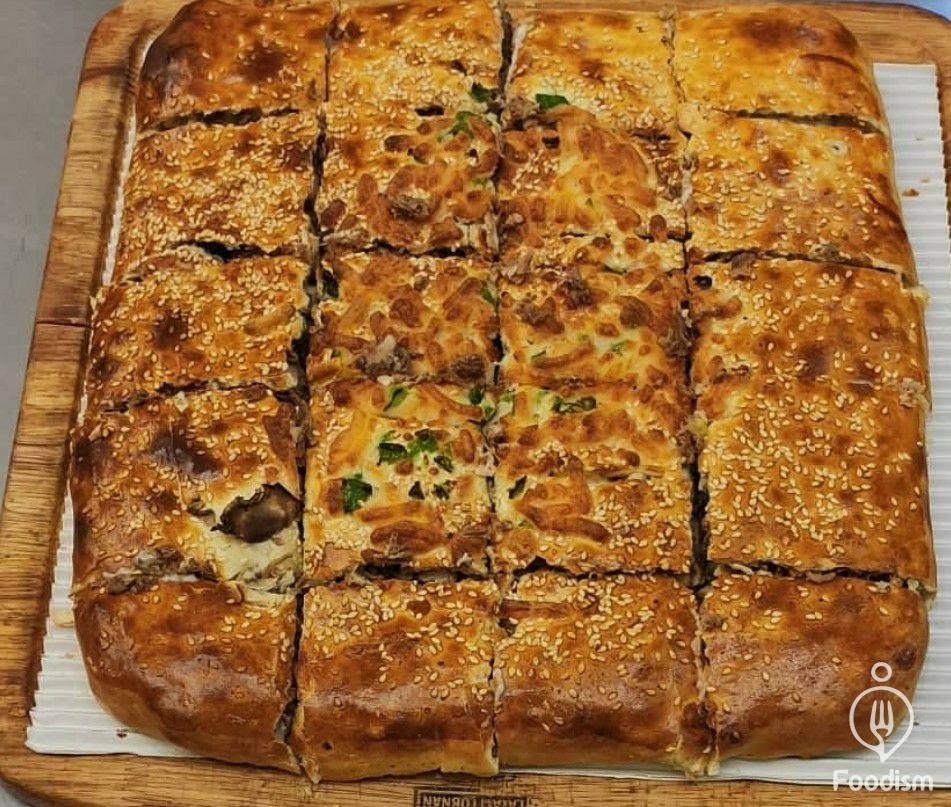 پیتزا بعلبکی بهترین و معروف ترین غذای رستوران لیالی لبنان